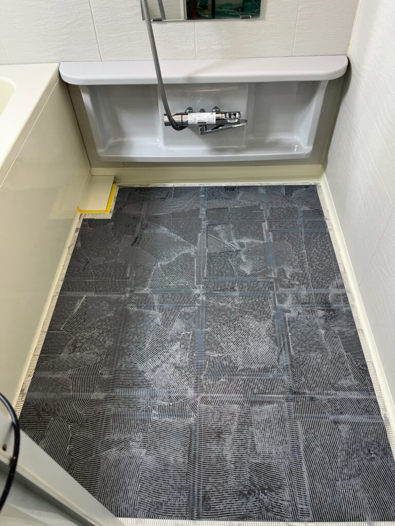 ボンドを塗ったユニットバスの床