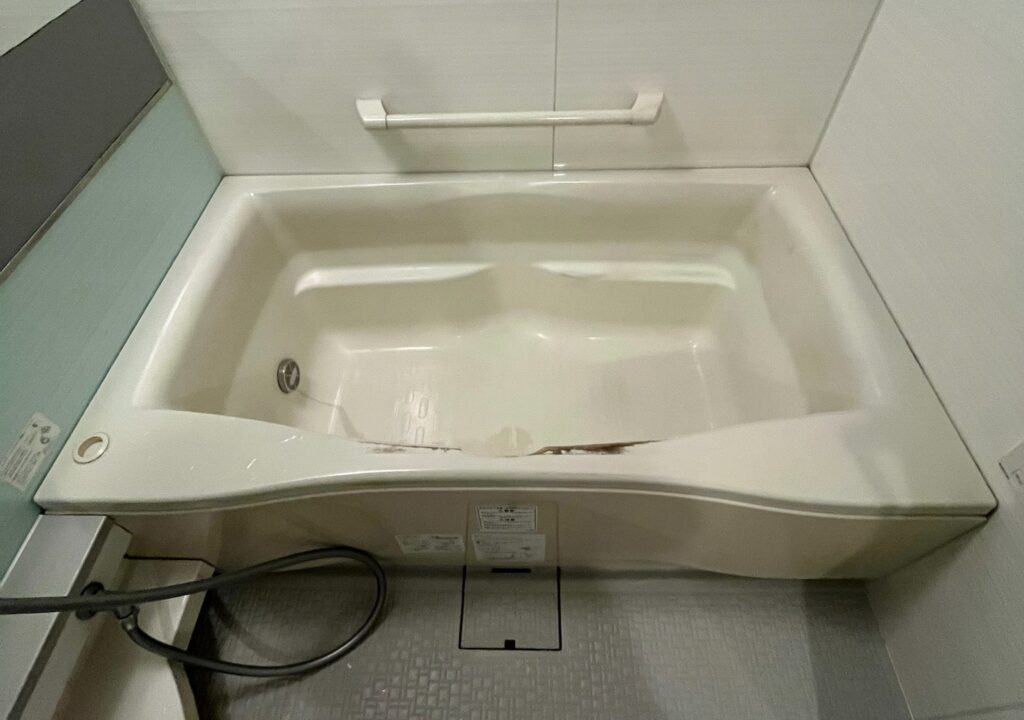 変色したFRP浴槽