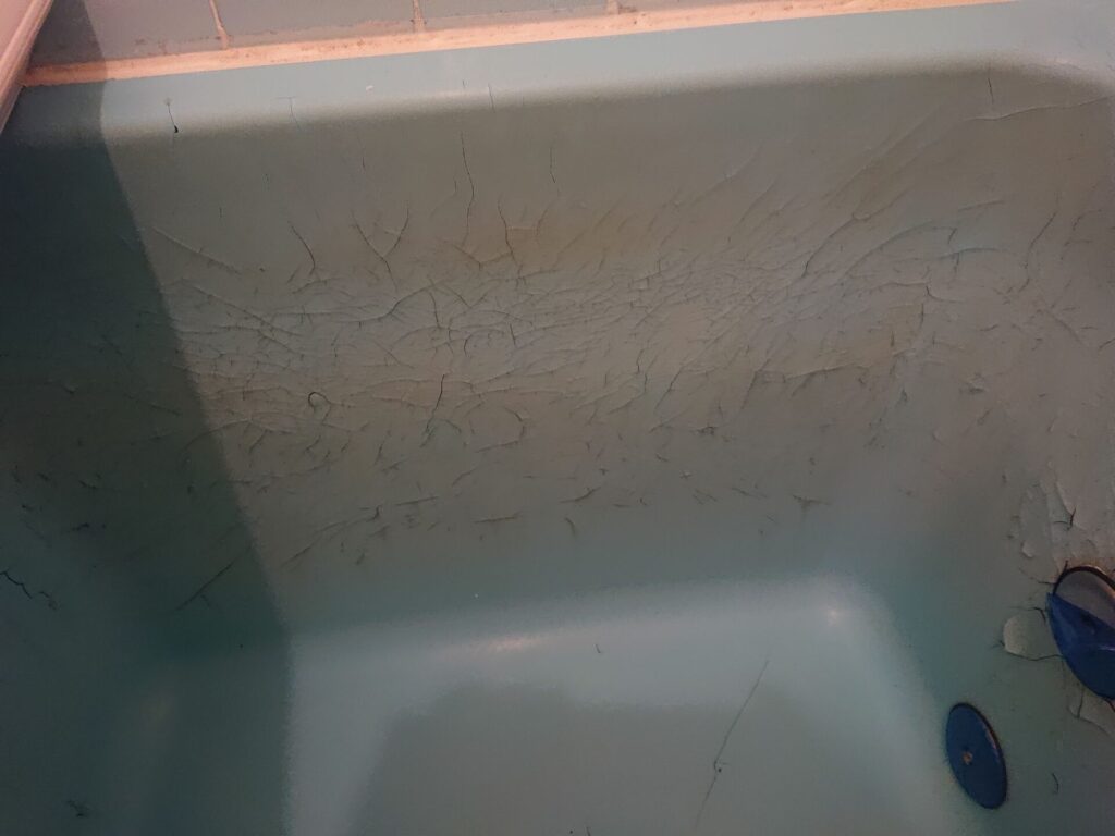 ひび割れたFRP浴槽