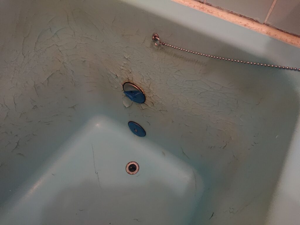 ひび割れたFRP浴槽
