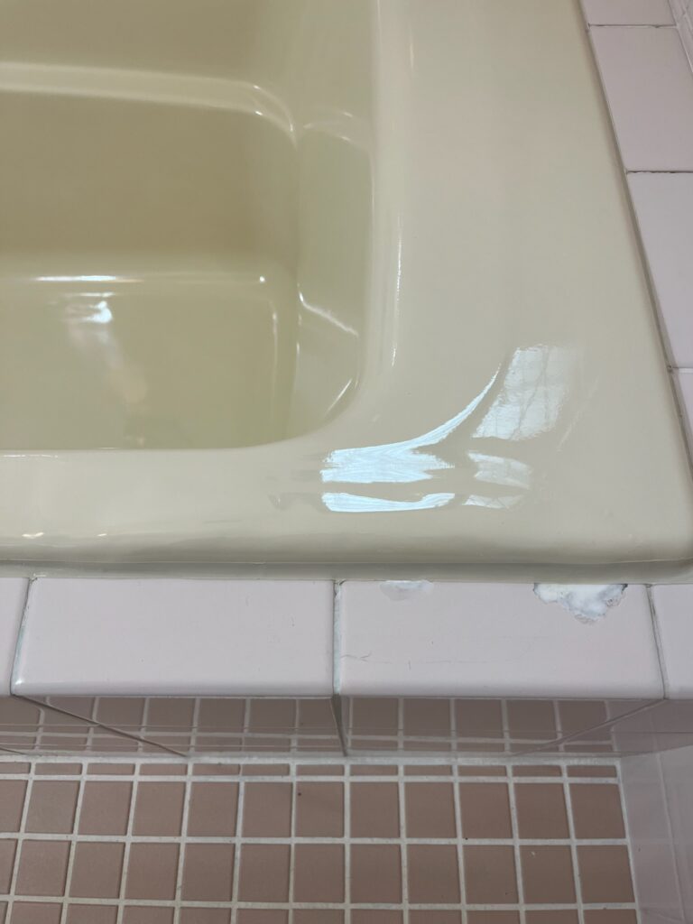 ひび割れを補修したFRP浴槽