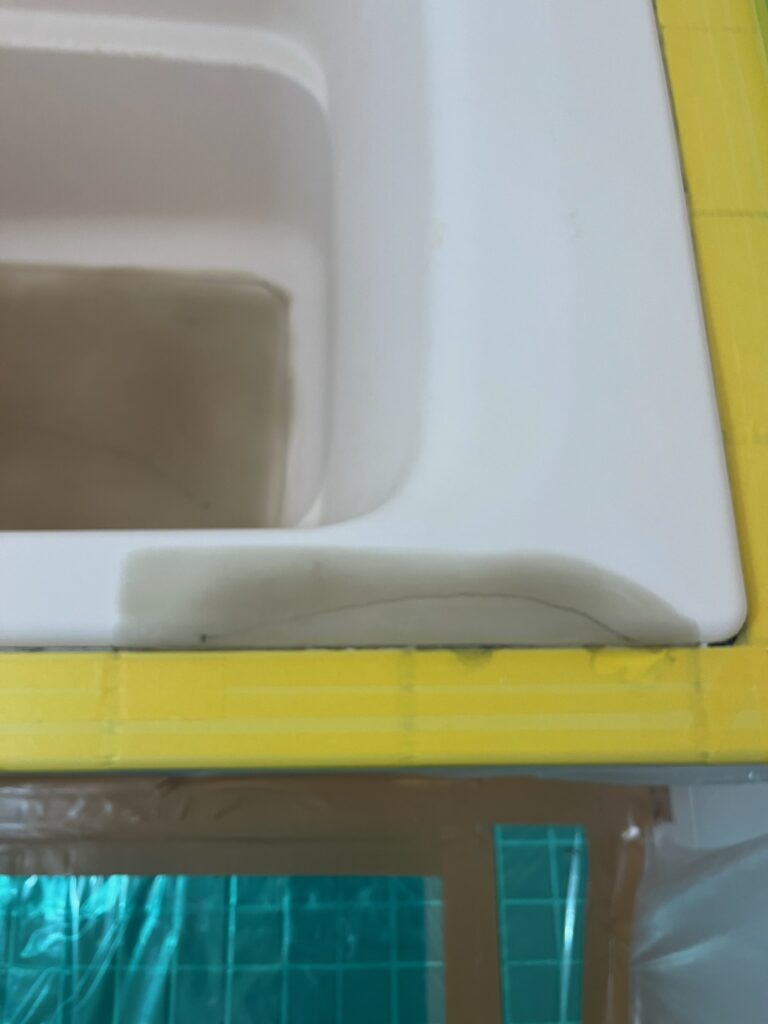 ひび割れ補修している浴槽