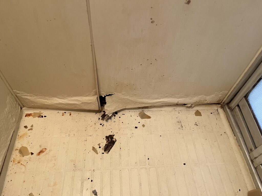 サビで腐食したユニットバス