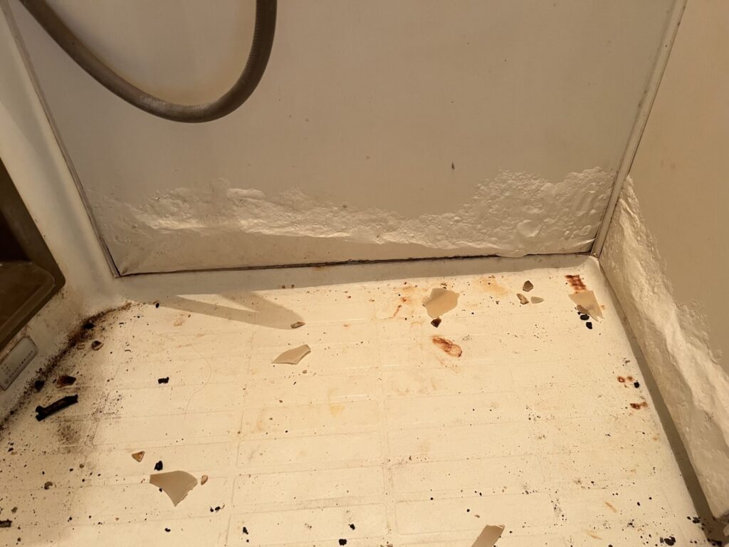 サビで腐食したユニットバス
