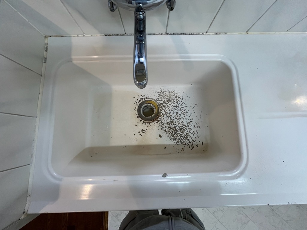 ひび割れているキッチンのシンク