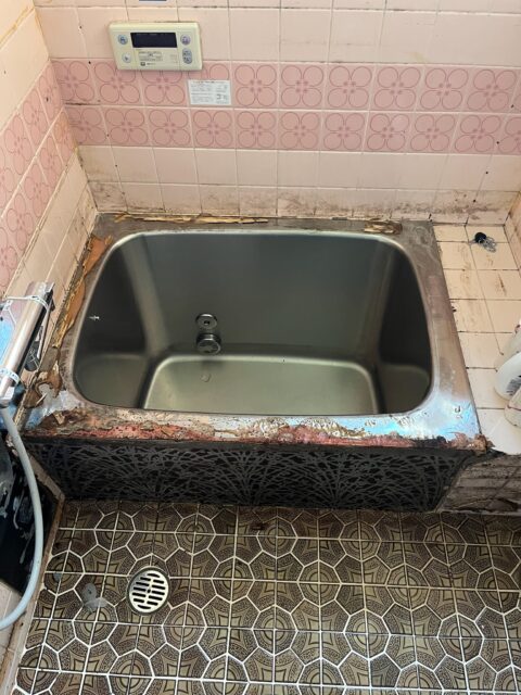 錆びているステンレス浴槽
