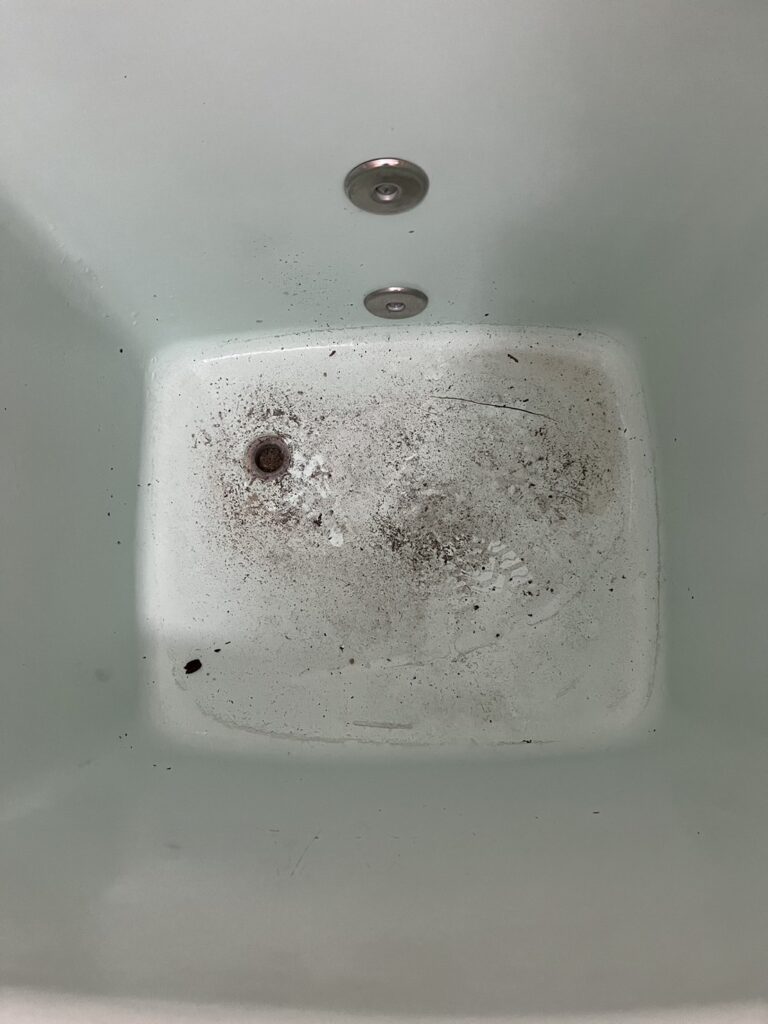 底面がひび割れているFRP浴槽