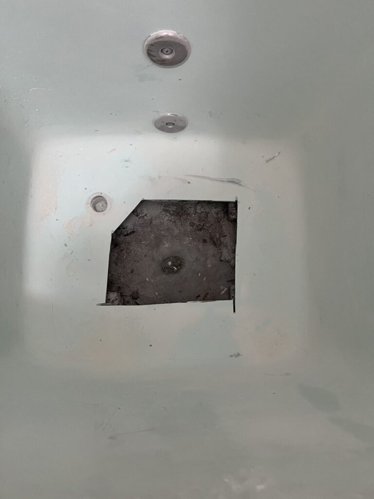 底面を開口したFRP浴槽