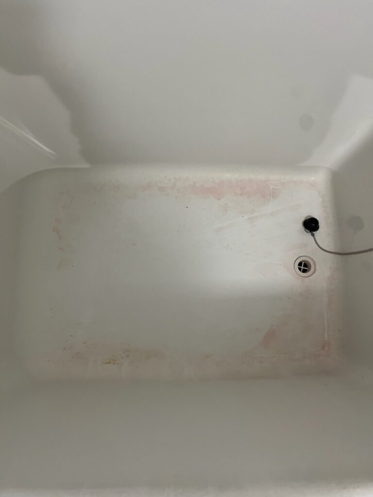 カビているFRP浴槽