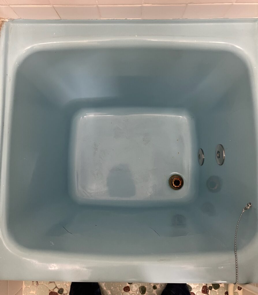 ひび割れているFRP浴槽