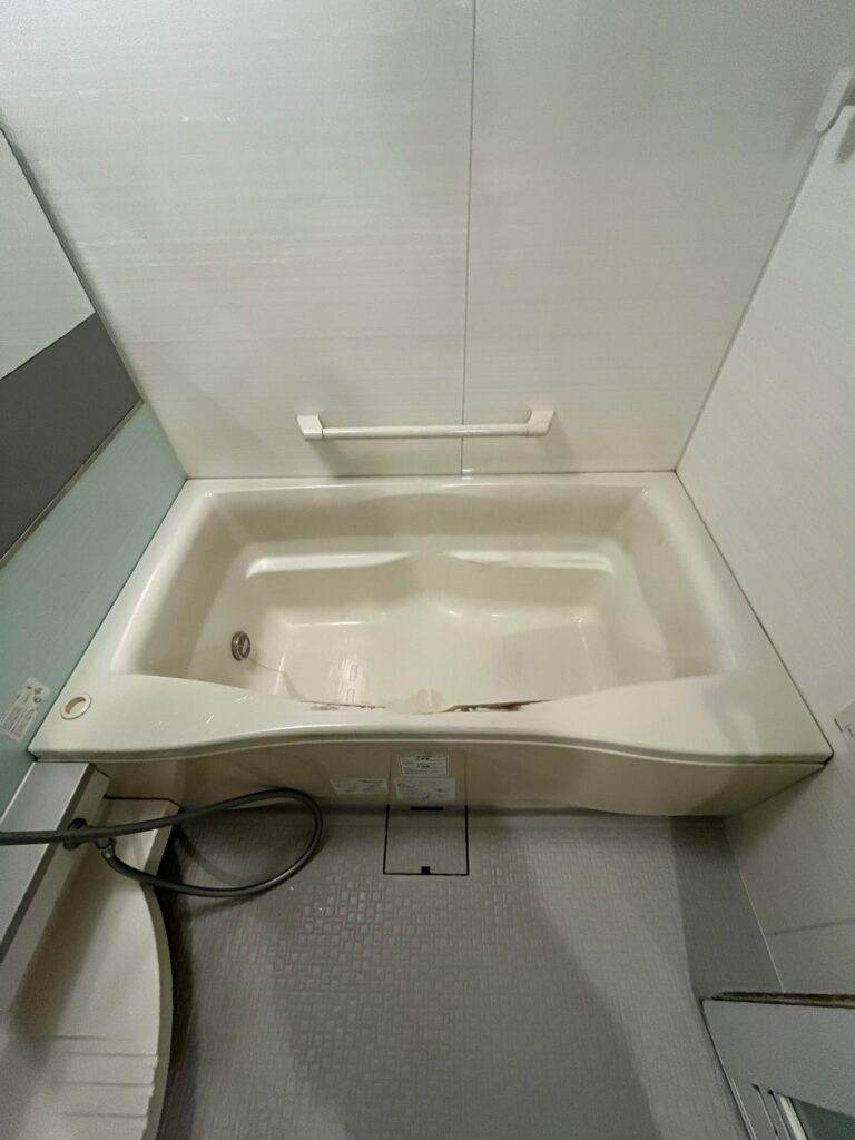 変色したFRP浴槽
