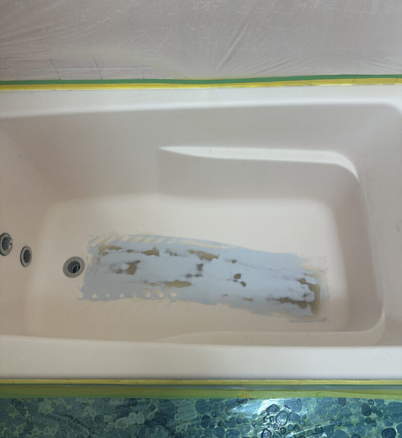 ひび割れを補修している浴槽