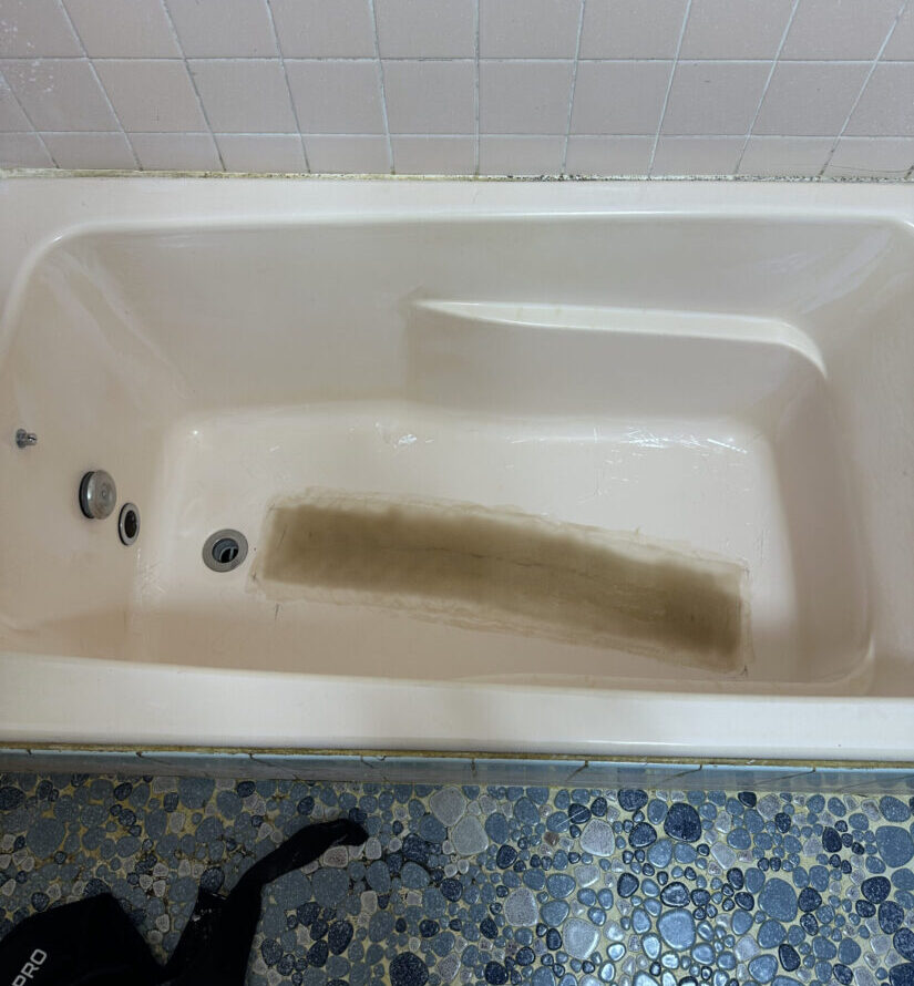 ひび割れを補修している浴槽