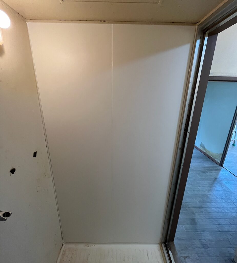 パネルで補修したユニットバス
