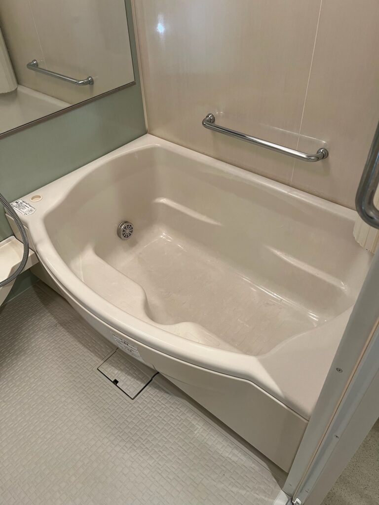 施工前のFRP浴槽。黄ばみと変色が目立つ状態
