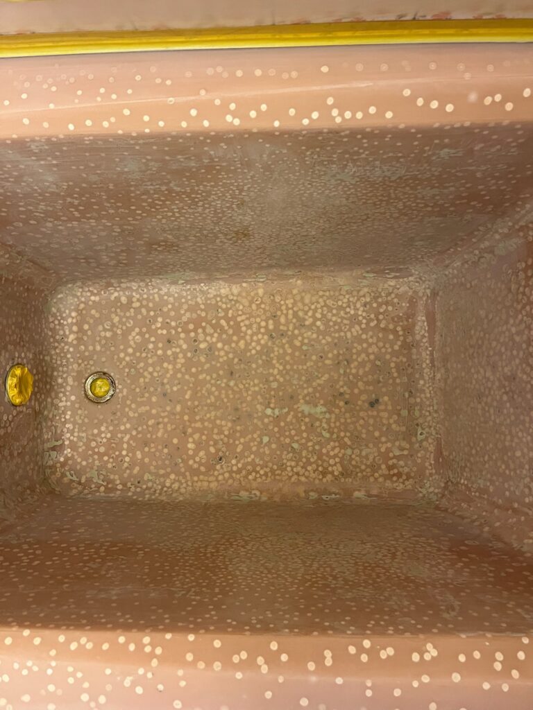 FRPライニングおよびパテ処理を施した後の浴槽底面の拡大写真