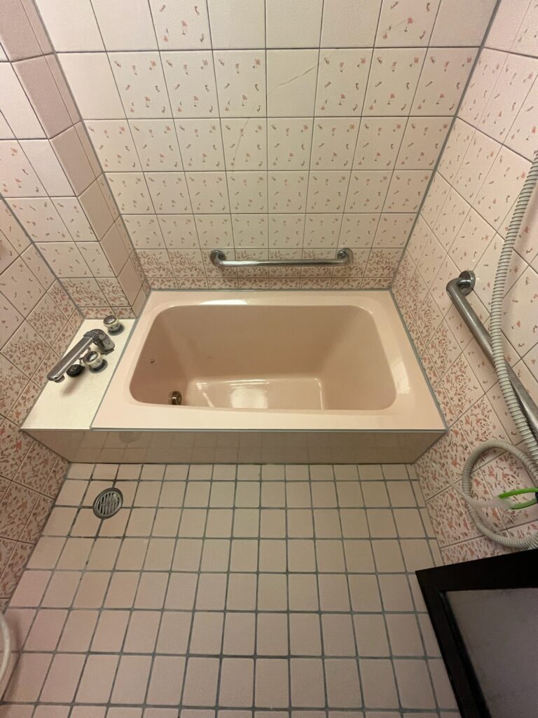 補修と再塗装を終えた人工大理石浴槽全体の完成写真