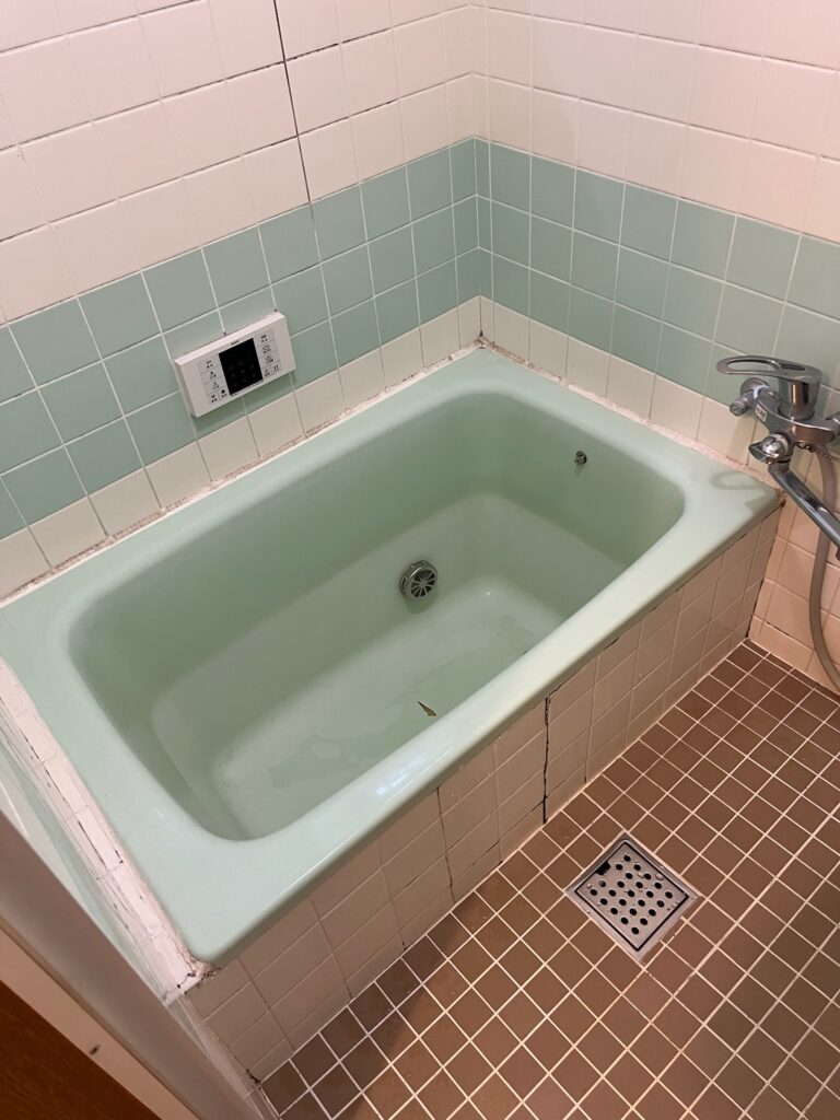 塗膜が一部剥がれている施工前の人工大理石浴槽全体