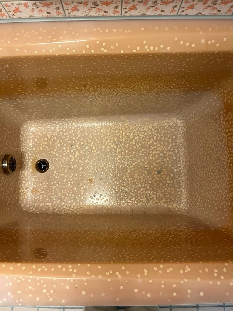 人工大理石浴槽の表面に発生した膨れ（ブリスター）の症例写真