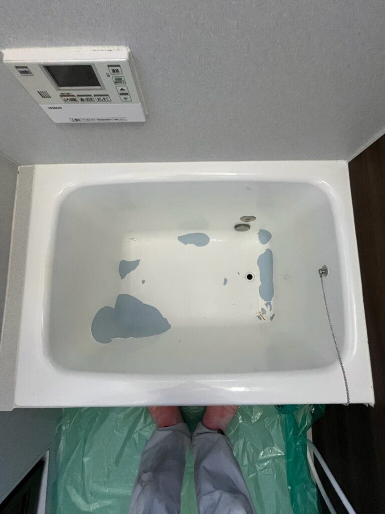 塗装が剥がれている鋳物ホーロー浴槽