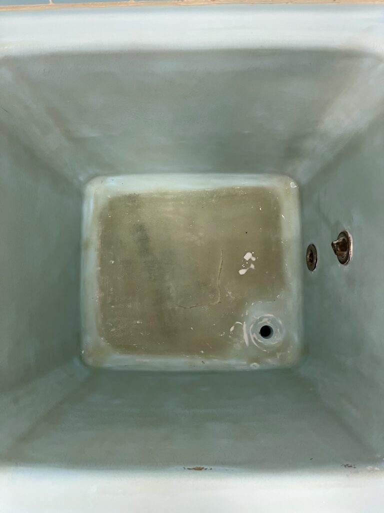 パテで細部を調整したFRP浴槽