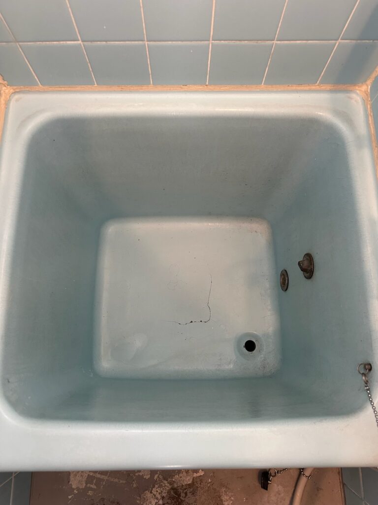 大きく割れているFRP浴槽