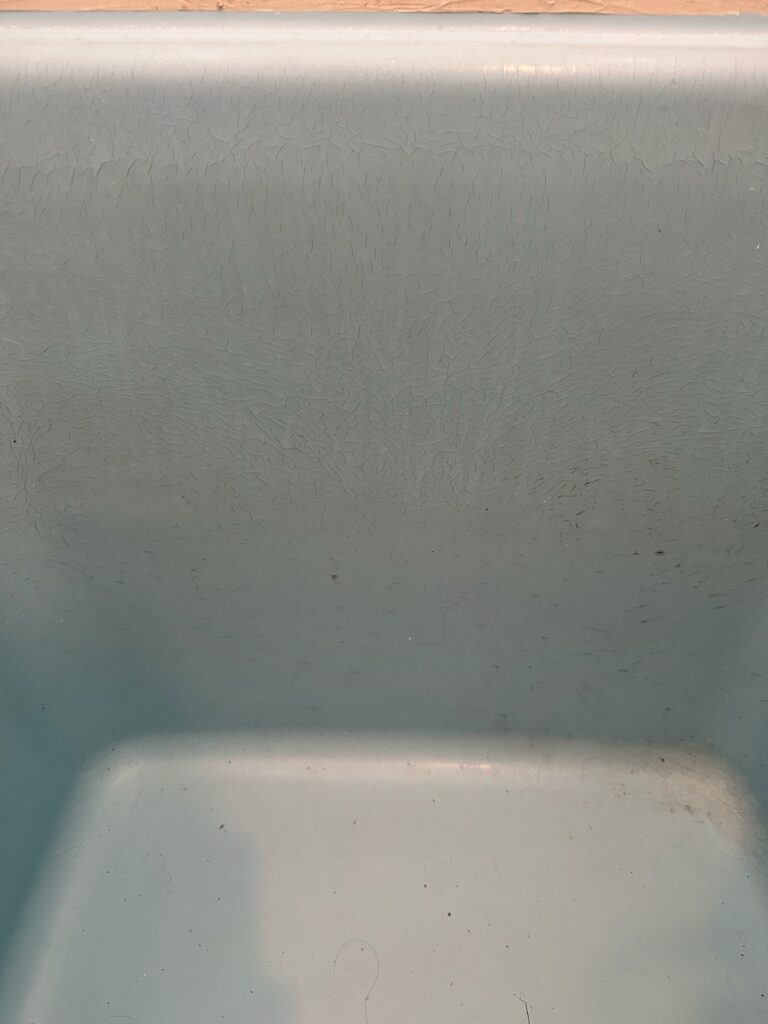 ひび割れたFRP浴槽