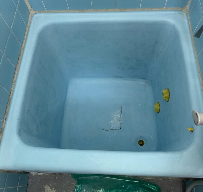 下地処理したFRP浴槽