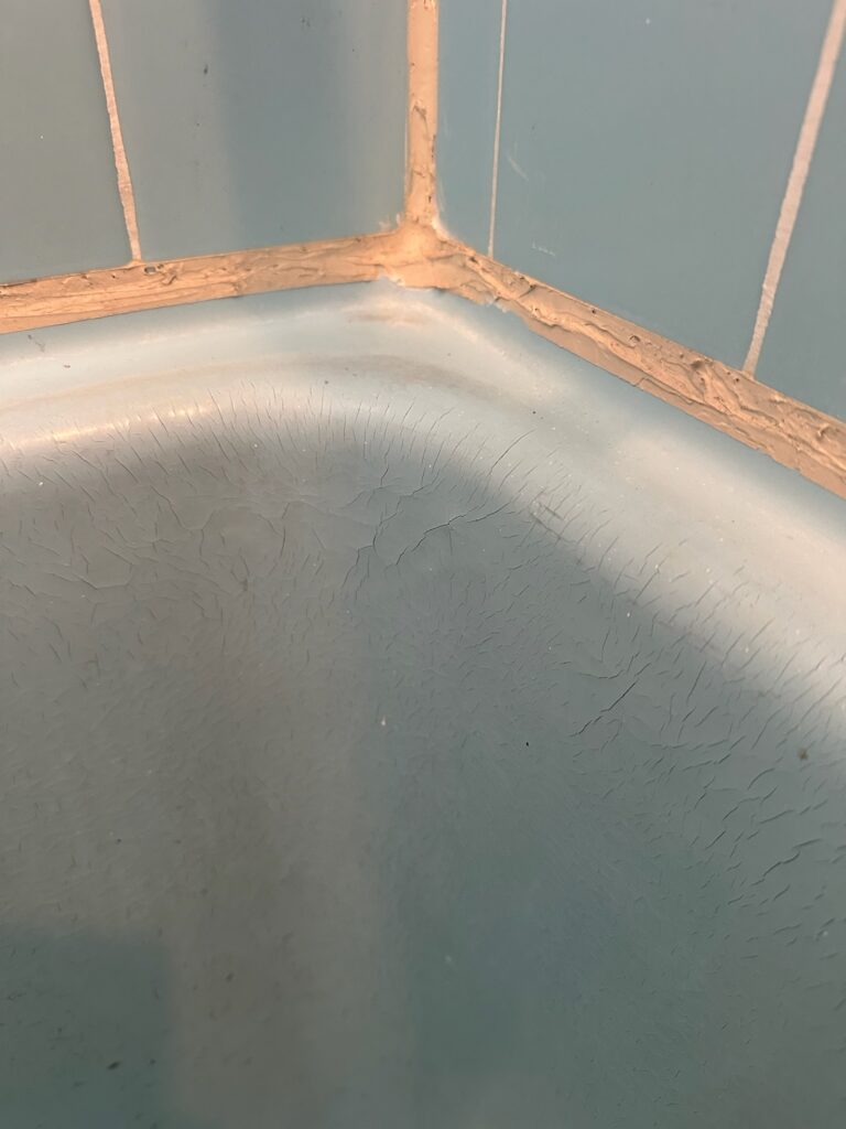 ひび割れたFRP浴槽