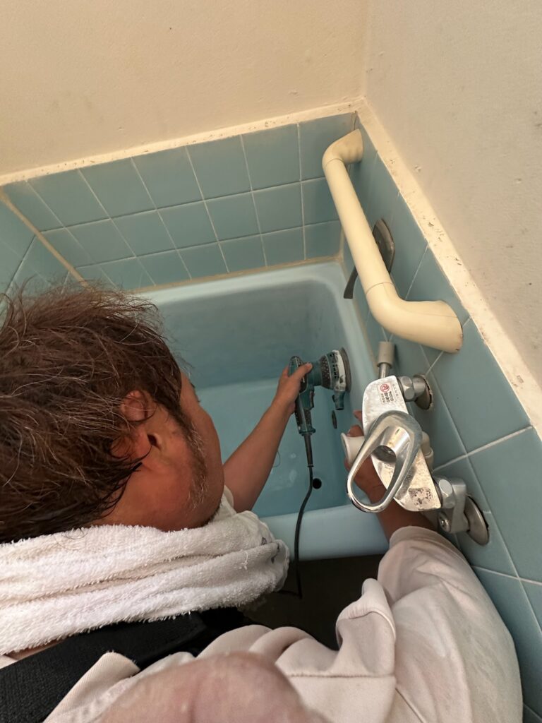 FRPを研磨している