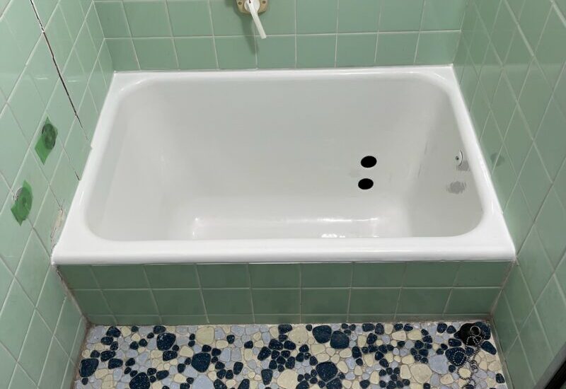 施工後のホーロー浴槽。真っ白で光沢があり、サビ痕が見当たらず滑らかな表面に仕上がっている