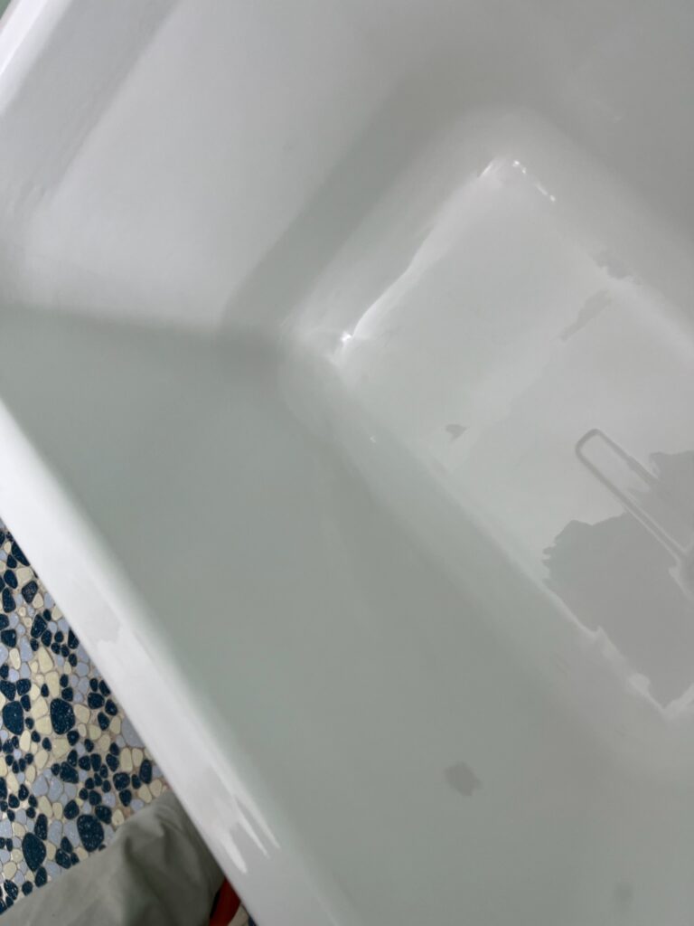 施工後のホーロー浴槽。補修跡が見えず、面が整い白く光沢のある仕上がりになっている