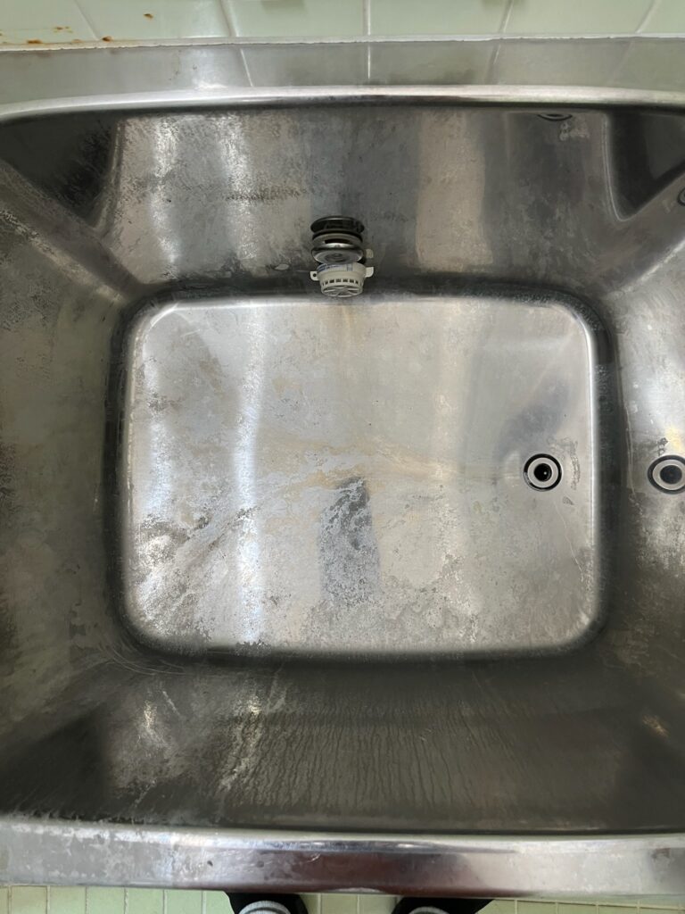 施工前のステンレス浴槽。水垢が目立ち、全体がくすんで見える