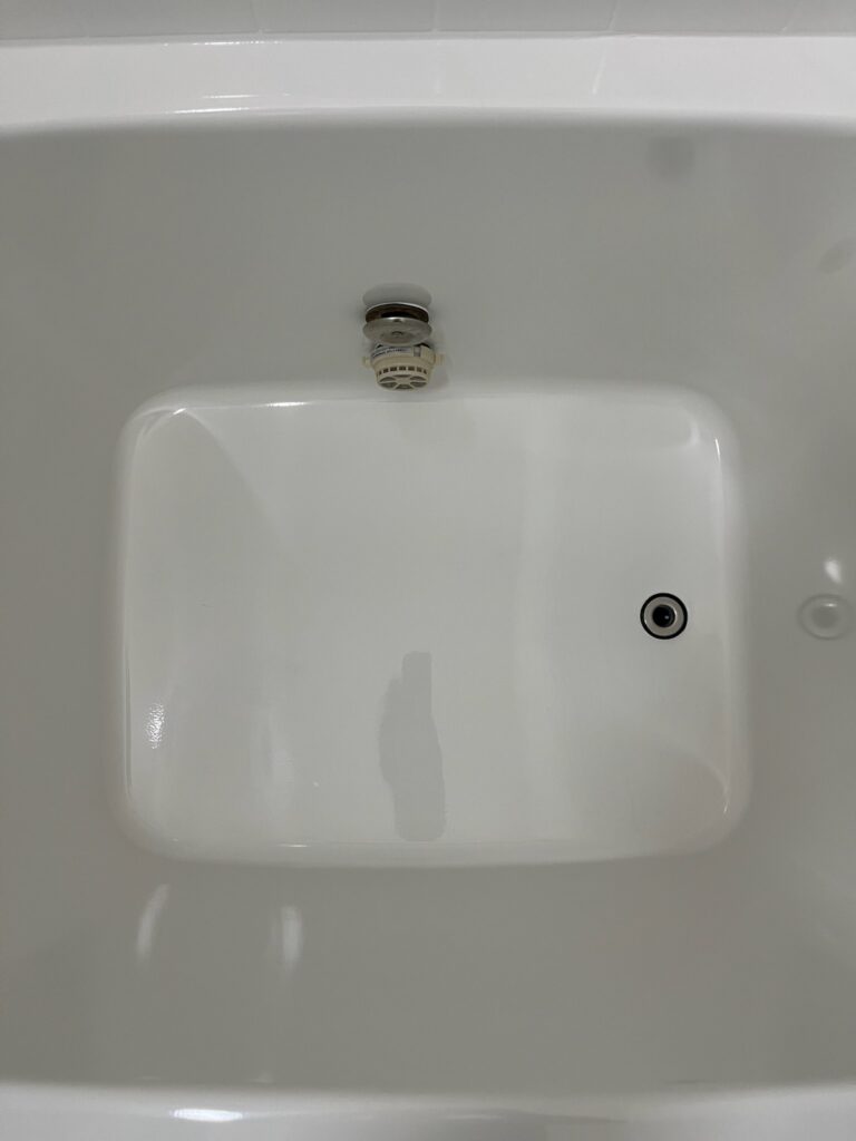 施工後の浴槽。白い塗装で再生され、水垢やくすみがなく明るく仕上がっている