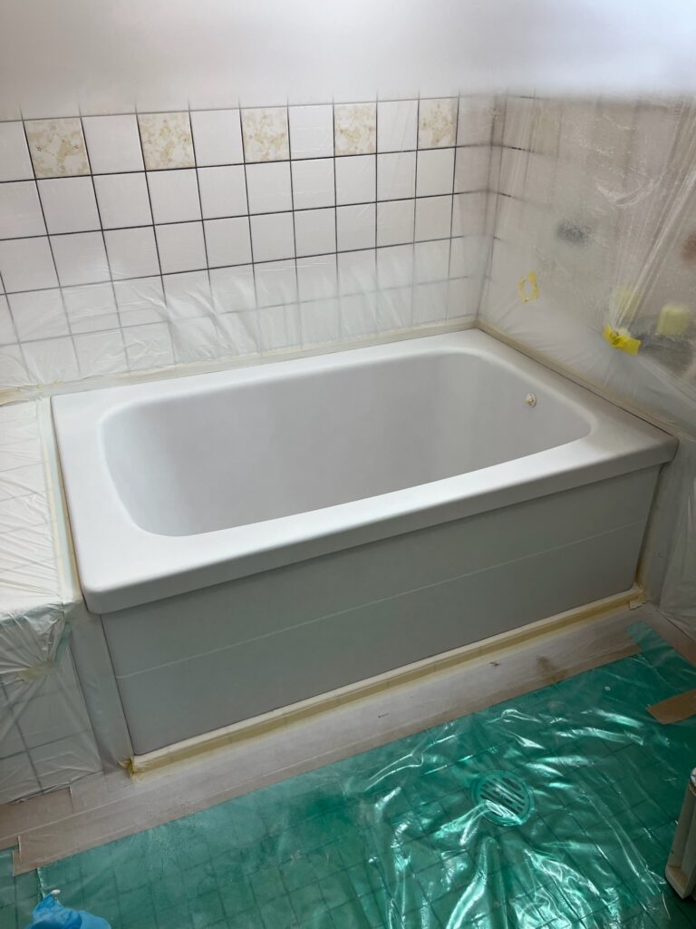 施工中の様子。ステンレス浴槽専用プライマー塗装後。剥離部まわりに段差はなくフラット
