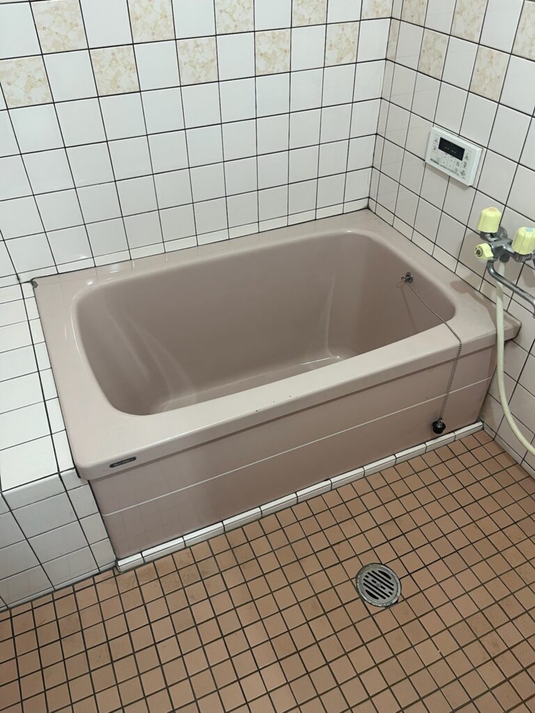 施工前のカラーステンレス浴槽。縁や底部で塗膜が一部剥がれている状態