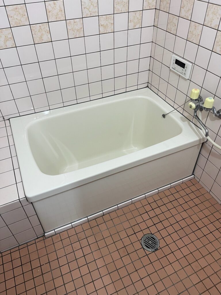 施工後の浴槽。明るいオフホワイトで再塗装され、均一な艶で清潔感のある仕上がり