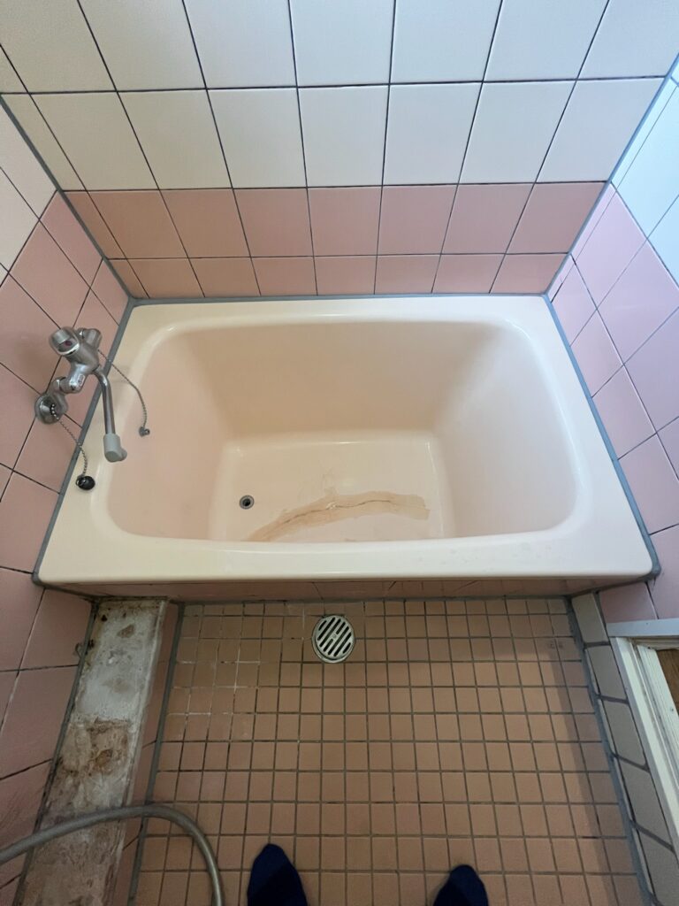底面に大きな割れが発生している人工大理石浴槽の施工前
