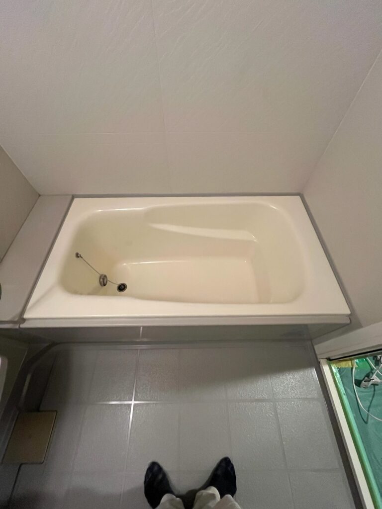 明るいアイボリーで塗装したFRP浴槽