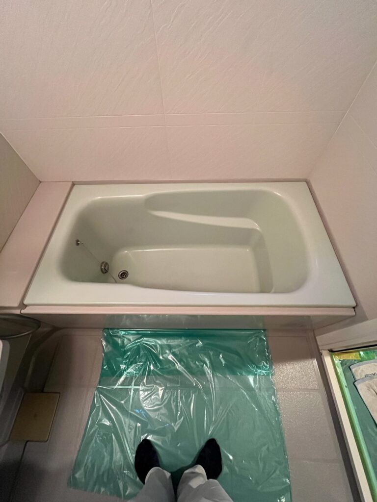 色褪せ、変色しているFRP浴槽