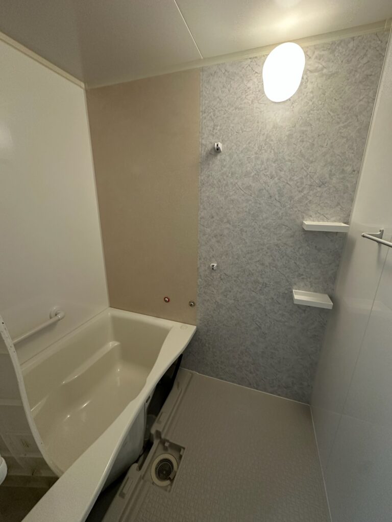 装飾シート施工中の様子。壁の半分を貼り終えた状態で、継ぎ目の準備も整っている