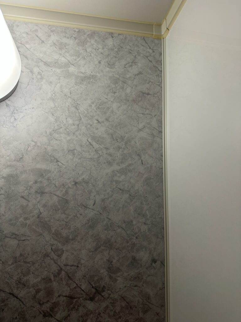 浴室壁面端部の仕上げ。コーキングなしで美しく収まっている様子