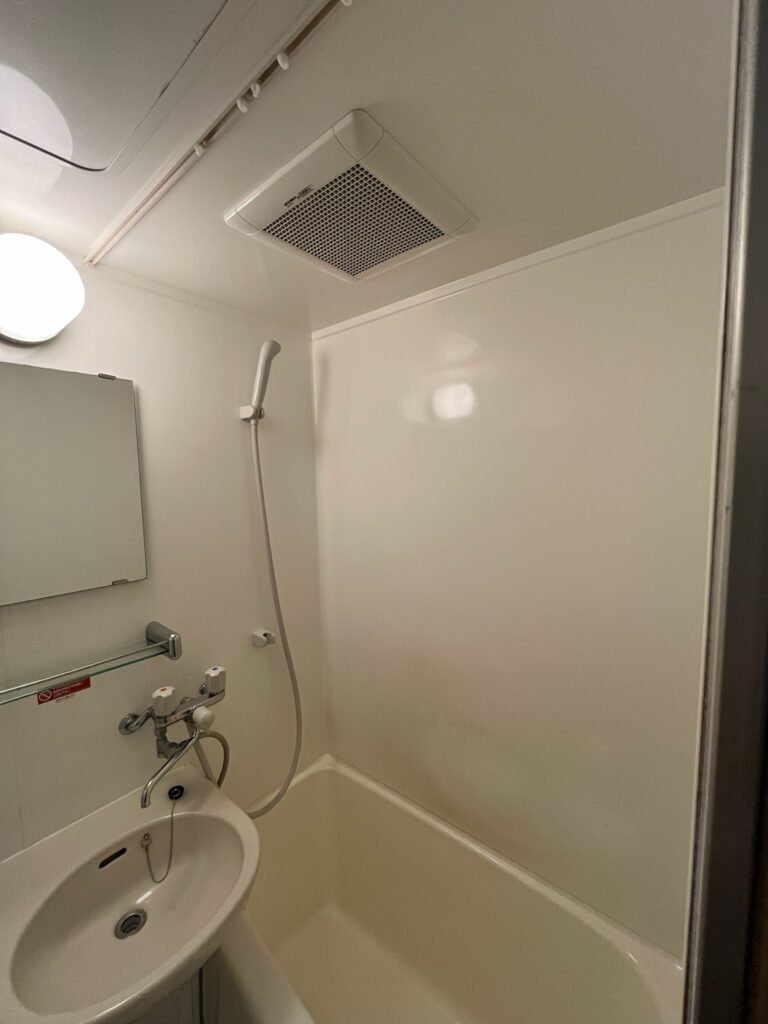 壁1面下部が汚れているユニットバス