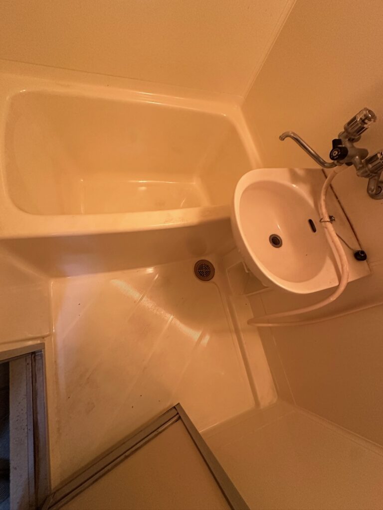 塗装から15年が経過したユニットバス。浴槽や壁・床に剥がれや錆びのない良好な状態
