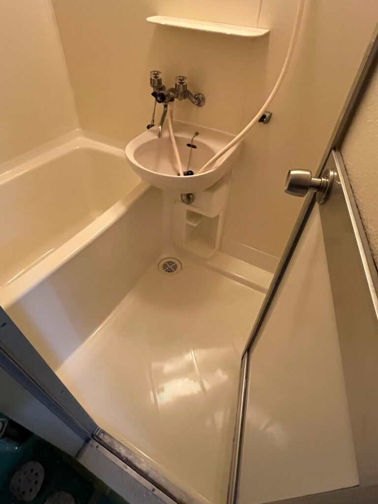 再塗装後の浴室。明るいアイボリーで塗り直され、清潔感のある仕上がりに