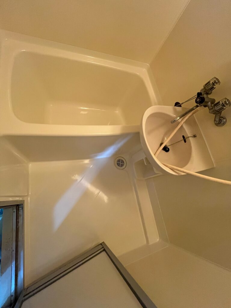 浴槽と床を別角度から撮影。光沢と明るさが際立つ仕上がり