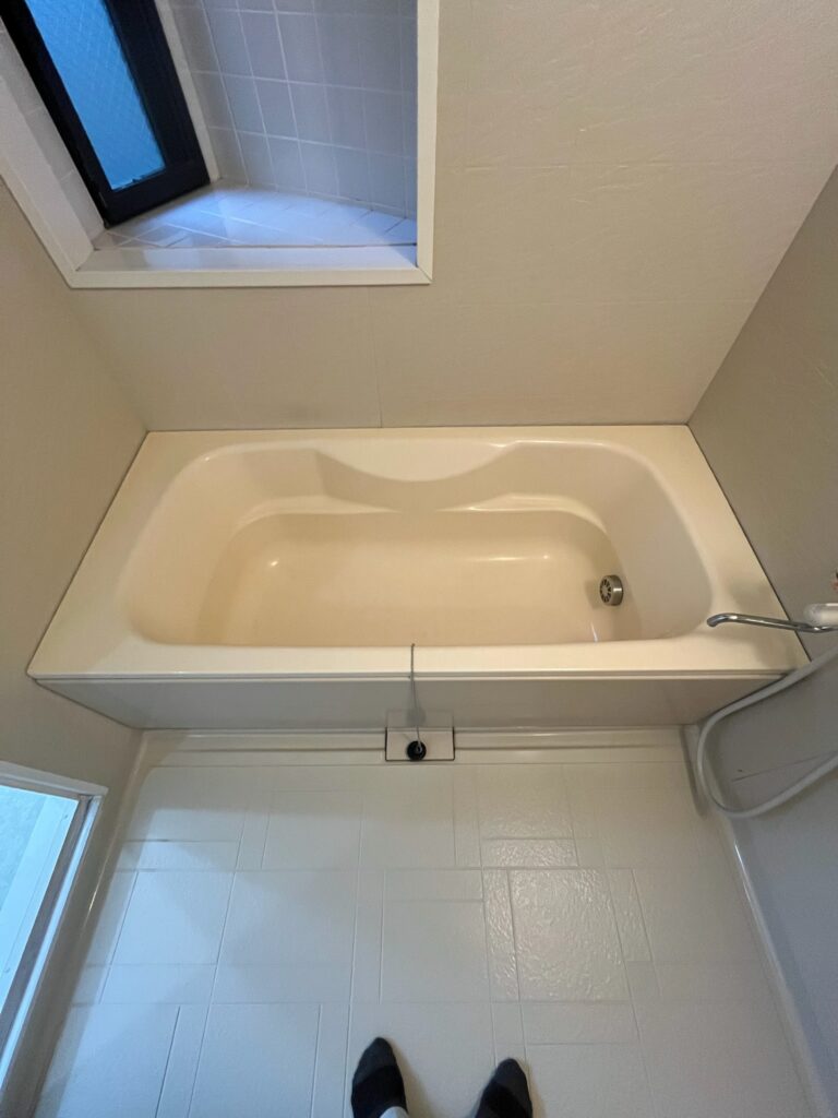 黄ばんでいるFRP浴槽