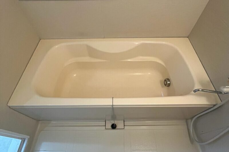 2年前に塗装されたFRP浴槽。剥がれや膨れもなく、塗膜の状態が良好に保たれている