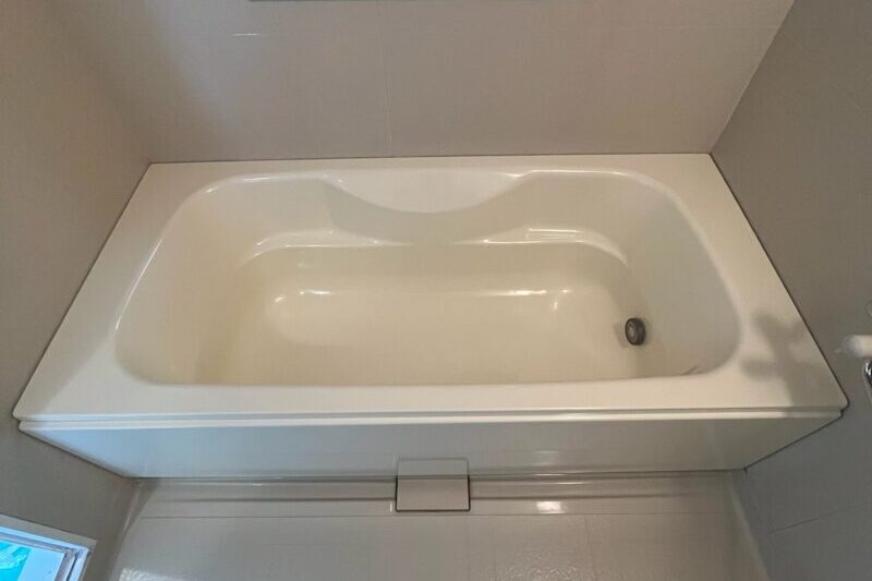 再塗装されたFRP浴槽。明るいアイボリーで塗り直され、清潔感のある印象に仕上がっている