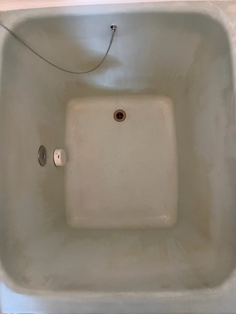 色褪せと変色がひどいFRP浴槽
